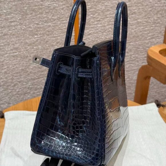 Classic Hermes Bag: A Stylish and Versatile Choice for Elegance - Picture 4 of 6